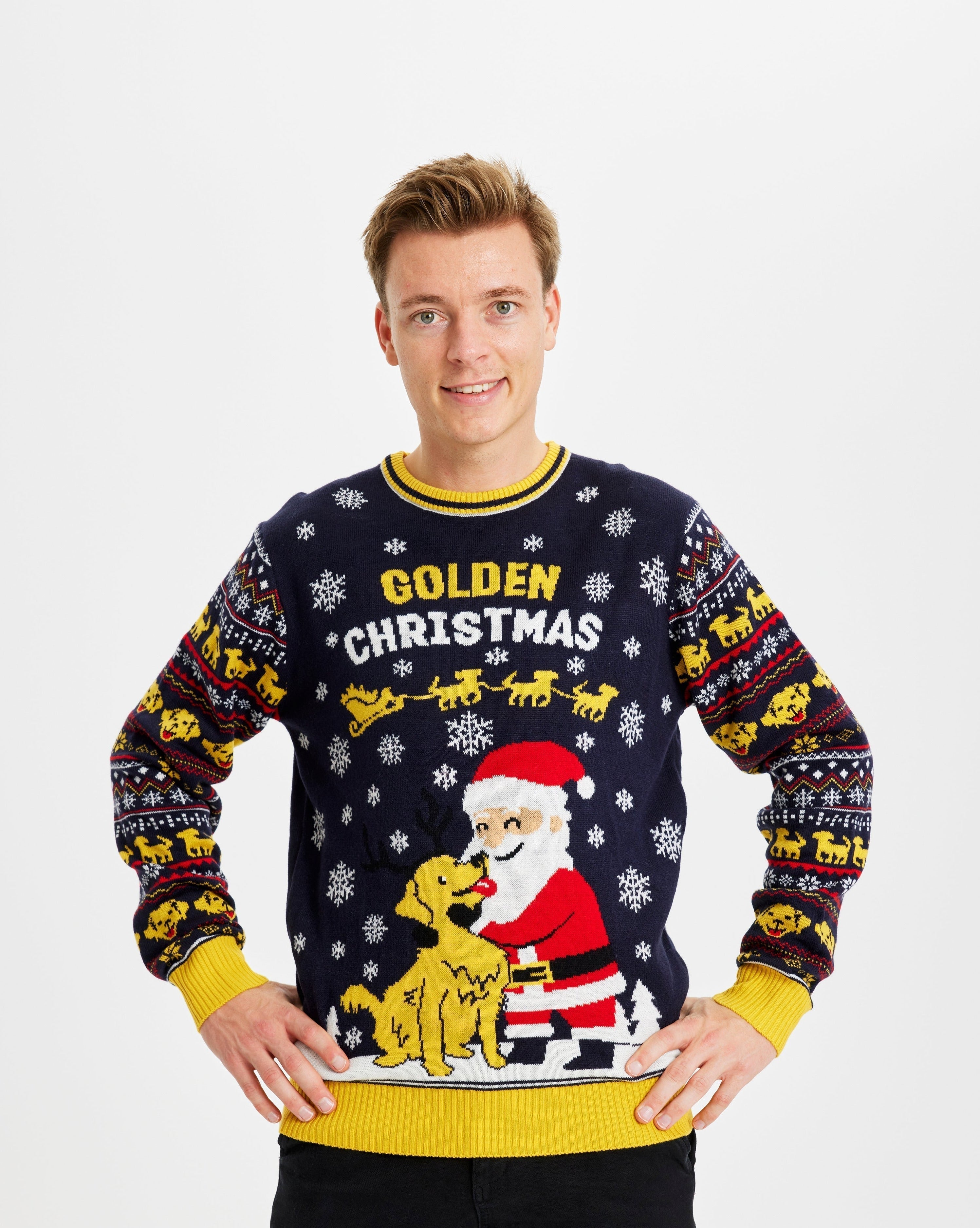 Un homme souriant portant un pull de Noël jaune et noir avec la citation